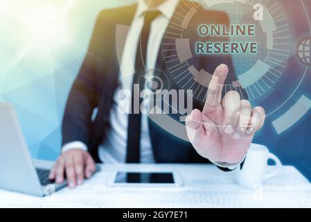 Schreiben Anzeige Text Online Reserve, Business Showcase ermöglicht es den Kunden zu buchen, indem sie die Verfügbarkeit überprüfen Bussiness man Sitting Desk Laptop und Stockfoto