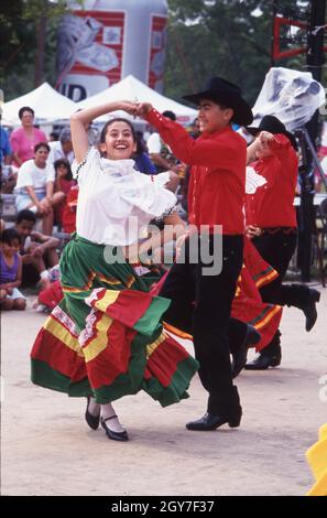 Austin Texas USA, Mai 1993: Kostümierte Tänzer treten bei einer Cinco de Mayo-Feier in einem Stadtpark auf. An diesem Feiertag wird ein militärischer Sieg der Mexikaner über die französischen Truppen in der Schlacht von Puebla im Jahr 1862 gefeiert. ©Bob Daemmrich Stockfoto