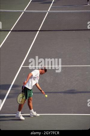 St. Louis Missouri USA, Juli 1994: Tennismatch tritt beim Olympic Festival für junge Athleten an, die sich zu Wettkämpfern im olympischen Kaliber entwickeln wollen. ©Bob Daemmrich Stockfoto