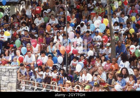 Austin Texas USA, 1998. Juni: Eltern und Kinder im Publikum sehen sich ein kinderfreundliches Konzert im Symphony Square im Freien an. ©Bob Daemmrich Stockfoto