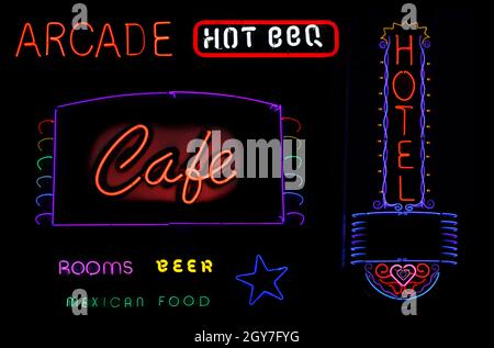 Photo Composite Neon Schilder Cafe und Hotel Stockfoto