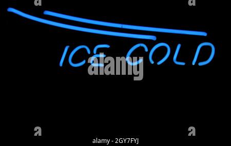 Ice Cold Vintage Blue Neon Schild Stockfoto