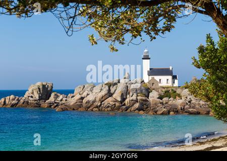 Leuchtturm von Pontusval am felsigen Ufer in Kerlouan, der nördlichen Bretagne, Frankreich Stockfoto