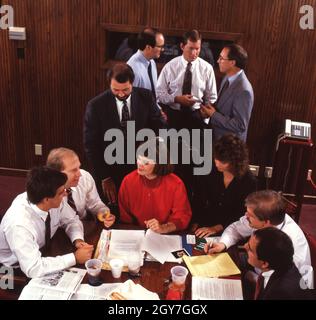 Austin Texas USA, März 1993: In einem holzgetäfelten Konferenzraum treffen sich Mitglieder des Verwaltungsrats eines bundesweiten Wirtschaftsverbands. ©Bob Daemmrich Stockfoto