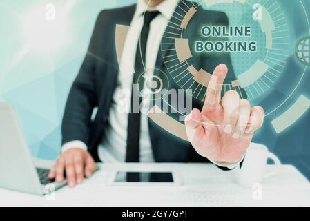 Schreiben Anzeige Text Online-Buchung, Business Idea ermöglicht es Verbrauchern, für Aktivitäten über die Website reservieren Business man Sitting Desk Laptop A Stockfoto