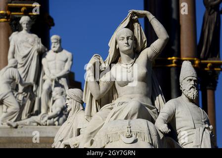 London, England, Großbritannien. Albert Memorial (1872: George Gilbert Scott) in Kensington Gardens. Alegorische Statue, die Asien darstellt (vorne. 'Hersteller' b Stockfoto