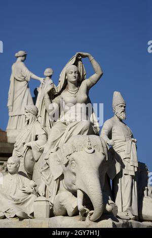 London, England, Großbritannien. Albert Memorial (1872: George Gilbert Scott) in Kensington Gardens. Alegorische Statue, die Asien darstellt Stockfoto