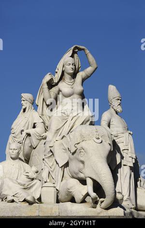 London, England, Großbritannien. Albert Memorial (1872: George Gilbert Scott) in Kensington Gardens. Alegorische Statue, die Asien darstellt Stockfoto