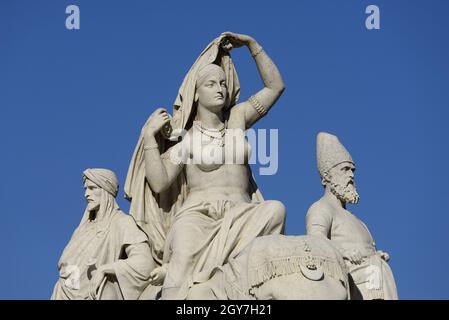 London, England, Großbritannien. Albert Memorial (1872: George Gilbert Scott) in Kensington Gardens. Alegorische Statue, die Asien darstellt Stockfoto