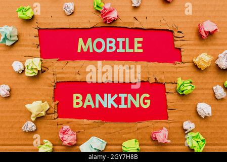 Schreiben Text anzeigen Mobile Banking, Word für Finanztransaktionen mit dem Smartphone erstellen Forming New Thoughts Entdecken Sie frische Ideen Stockfoto