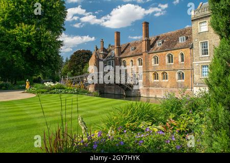 Alte Holzbrücke über den Fluss, die Reihenhäuser mit einem Park in Cambridge England verbindet Stockfoto