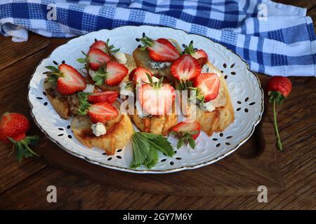 Erdbeer-Bruschetta mit Ziegenkäse und Balsamico-Essig Stockfoto