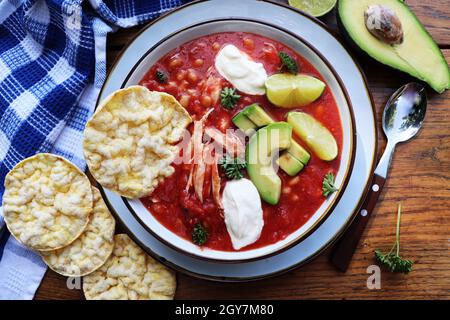 Hühnertortilla-Chilisuppe mit Bohnen, Avocado, Limette, . Mexikanisches traditionelles Gericht. Draufsicht Stockfoto