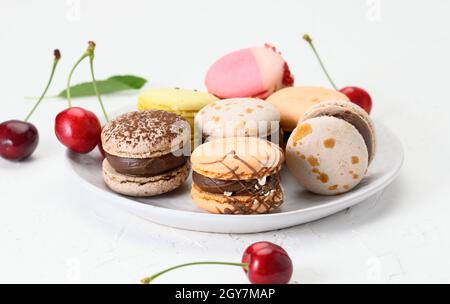 Gebackene runde Makronen in einer weißen Keramikplatte auf einer weißen Platte, Nahaufnahme Stockfoto