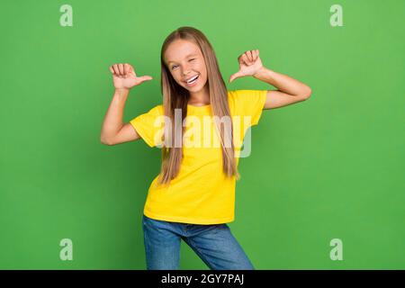 Portrait von attraktiven fröhlichen Mädchen zeigt sich winken isoliert über hellen grünen Hintergrund Stockfoto