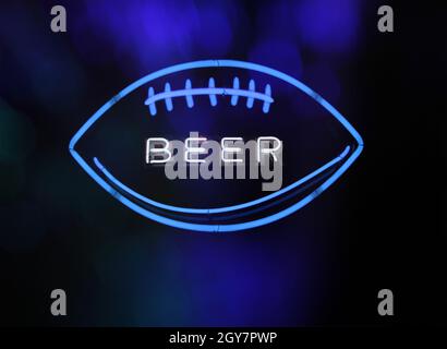 Green Neon Beer Sign Football, Neon Composite Image. Fußballform, die aus Elementen aus mehreren Bildern erstellt wurde Stockfoto