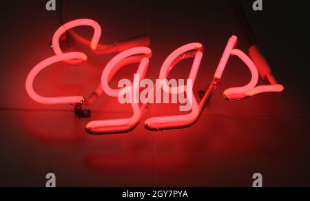 Neon Eggs Schild am Market Building Stockfoto