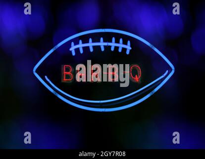 Neon Bar B Q Barbecue Schild Fußball, Neon Composite Image. Fußballform, die aus Elementen aus mehreren Bildern erstellt wurde Stockfoto