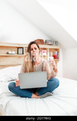 Lesen Interessante Artikel Online, Lösung Von Internet-Problemen Stockfoto