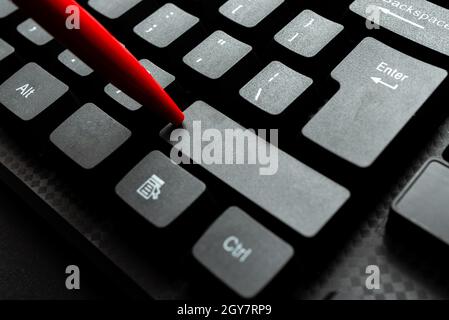 Alte Notizen Erneut Eingeben, Textspiele Spielen, Tippgeschwindigkeit Testen Stockfoto