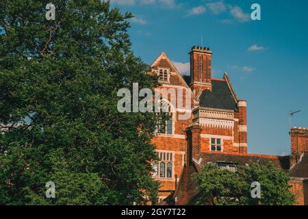 Viktorianisches Haus hinter Bäumen in Cambridge, England Stockfoto