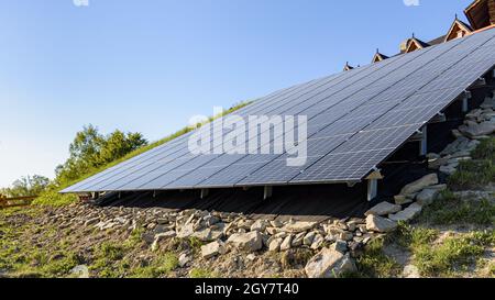 Blick auf das moderne, bodenmontierte Photovoltaikkraftwerk Stockfoto