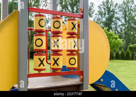 Big Yellow Tic Tac Toe Spiel auf dem Spielplatz Stockfoto