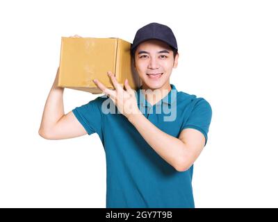 Junger Kurier mit Kartonverpackung auf den Schultern und vor dem weißen Hintergrund stehend Stockfoto