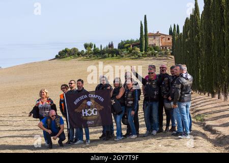 Brescia Kapitel HOG Italien Harley Besitzer Gruppe Biker posieren für Foto von Zypressen, die zu Bauernhaus in der Nähe von Pienza, Toskana, Italien im September führen Stockfoto