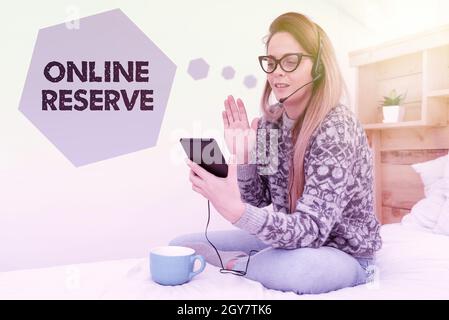 Schreiben Anzeige Text Online Reserve, Konzept Bedeutung ermöglicht es den Kunden zu buchen, indem sie die Verfügbarkeit überprüfen Unternehmer überprüfen und E-Mail lesen Stockfoto