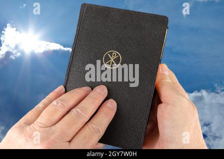 Frau hält eine Bibel in der Hand Stockfoto