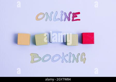 Schreiben Anzeigetext Online-Buchung, Business-Konzept ermöglicht es Verbrauchern, für Aktivitäten über die Website Stapel von Sample Cube rechteckig reservieren Stockfoto