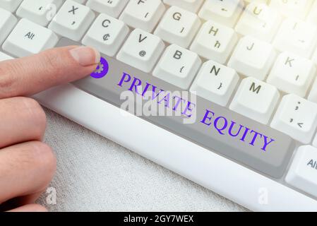 Textschild mit Private Equity, Business Idea Limited Partnerships, bestehend aus nicht börsennotierten Fonds Abstract Typing Presentation Message, Retyp Stockfoto