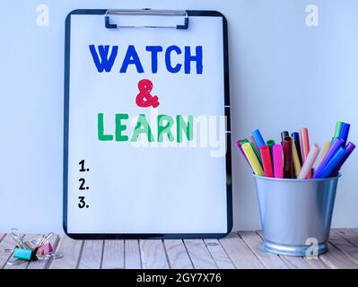 Textschild mit „Watch and Learn“, „Business Concept“, das eine Aktion oder Ideen zur Vorgehensweise zeigt, inspirierendes Business-Technologie-Konzept mit Witz Stockfoto