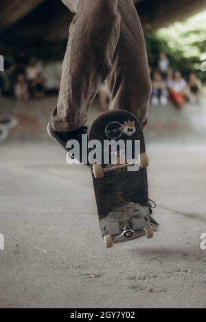 SARAJEVO, BOSNIEN UND HERZEGOWINA - 20. Jun 2021: Ein Teenager fährt im Skatepark unter der Brücke in Sarajevo, Bosnien und Herzegowina, Skateboarden Stockfoto