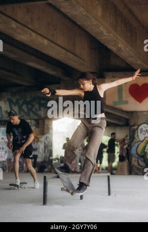 SARAJEVO, BOSNIEN UND HERZEGOWINA - 20. Jun 2021: Ein Teenager fährt im Skatepark unter der Brücke in Sarajevo, Bosnien und Herzegowina, Skateboarden Stockfoto