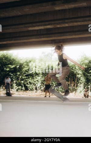 SARAJEVO, BOSNIEN UND HERZEGOWINA - 20. Jun 2021: Ein Teenager fährt im Skatepark unter der Brücke in Sarajevo, Bosnien und Herzegowina, Skateboarden Stockfoto
