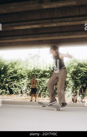 SARAJEVO, BOSNIEN UND HERZEGOWINA - 20. Jun 2021: Ein Teenager fährt im Skatepark unter der Brücke in Sarajevo, Bosnien und Herzegowina, Skateboarden Stockfoto