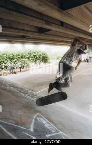 SARAJEVO, BOSNIEN UND HERZEGOWINA - 20. Jun 2021: Ein Teenager fährt im Skatepark unter der Brücke in Sarajevo, Bosnien und Herzegowina, Skateboarden Stockfoto