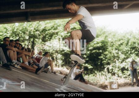 SARAJEVO, BOSNIEN UND HERZEGOWINA - 20. Jun 2021: Ein Teenager fährt im Skatepark unter der Brücke in Sarajevo, Bosnien und Herzegowina, Skateboarden Stockfoto