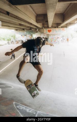 SARAJEVO, BOSNIEN UND HERZEGOWINA - 20. Jun 2021: Ein Teenager fährt im Skatepark unter der Brücke in Sarajevo, Bosnien und Herzegowina, Skateboarden Stockfoto