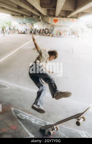 SARAJEVO, BOSNIEN UND HERZEGOWINA - 20. Jun 2021: Ein Teenager fährt im Skatepark unter der Brücke in Sarajevo, Bosnien und Herzegowina, Skateboarden Stockfoto