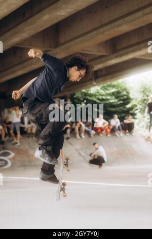SARAJEVO, BOSNIEN UND HERZEGOWINA - 20. Jun 2021: Ein Teenager fährt im Skatepark unter der Brücke in Sarajevo, Bosnien und Herzegowina, Skateboarden Stockfoto