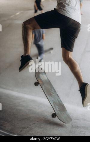 SARAJEVO, BOSNIEN UND HERZEGOWINA - 20. Jun 2021: Ein Teenager fährt im Skatepark unter der Brücke in Sarajevo, Bosnien und Herzegowina, Skateboarden Stockfoto