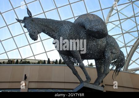 Equus Altus (Packpferd) Skulptur von Andy Scott im Trinity Shopping Center in Leeds, West Yorkshire, England. Stockfoto