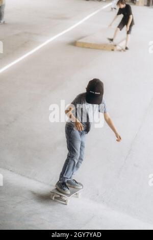 SARAJEVO, BOSNIEN UND HERZEGOWINA - 20. Jun 2021: Ein Teenager fährt im Skatepark unter der Brücke in Sarajevo, Bosnien und Herzegowina, Skateboarden Stockfoto