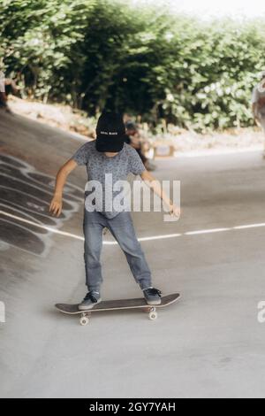 SARAJEVO, BOSNIEN UND HERZEGOWINA - 20. Jun 2021: Ein männliches Kind fährt im Skatepark unter der Brücke in Sarajevo, Bosnien und Herzegowina, Skateboarding Stockfoto