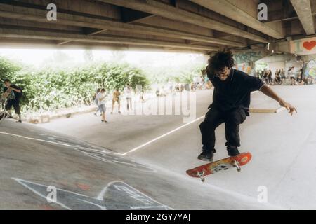 SARAJEVO, BOSNIEN UND HERZEGOWINA - 20. Jun 2021: Ein Teenager fährt im Skatepark unter der Brücke in Sarajevo, Bosnien und Herzegowina, Skateboarden Stockfoto