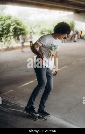 SARAJEVO, BOSNIEN UND HERZEGOWINA - 20. Jun 2021: Ein Teenager fährt im Skatepark unter der Brücke in Sarajevo, Bosnien und Herzegowina, Skateboarden Stockfoto