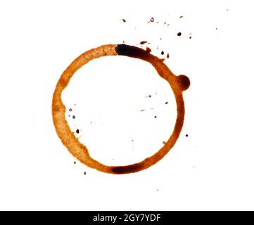 Schwarzer Kaffee auf weißem Hintergrund verschüttet. Runder Fleckdruck von unten mit feinen Spritzern, Draufsicht Stockfoto
